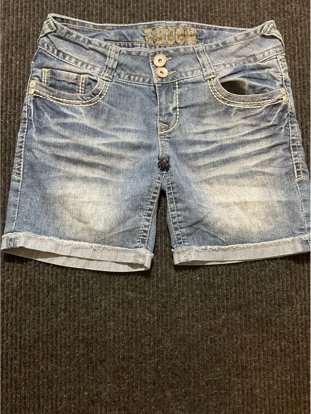 Truce Denim Shorts med wash with Double Button Closure and Cuffed Hems Size 9